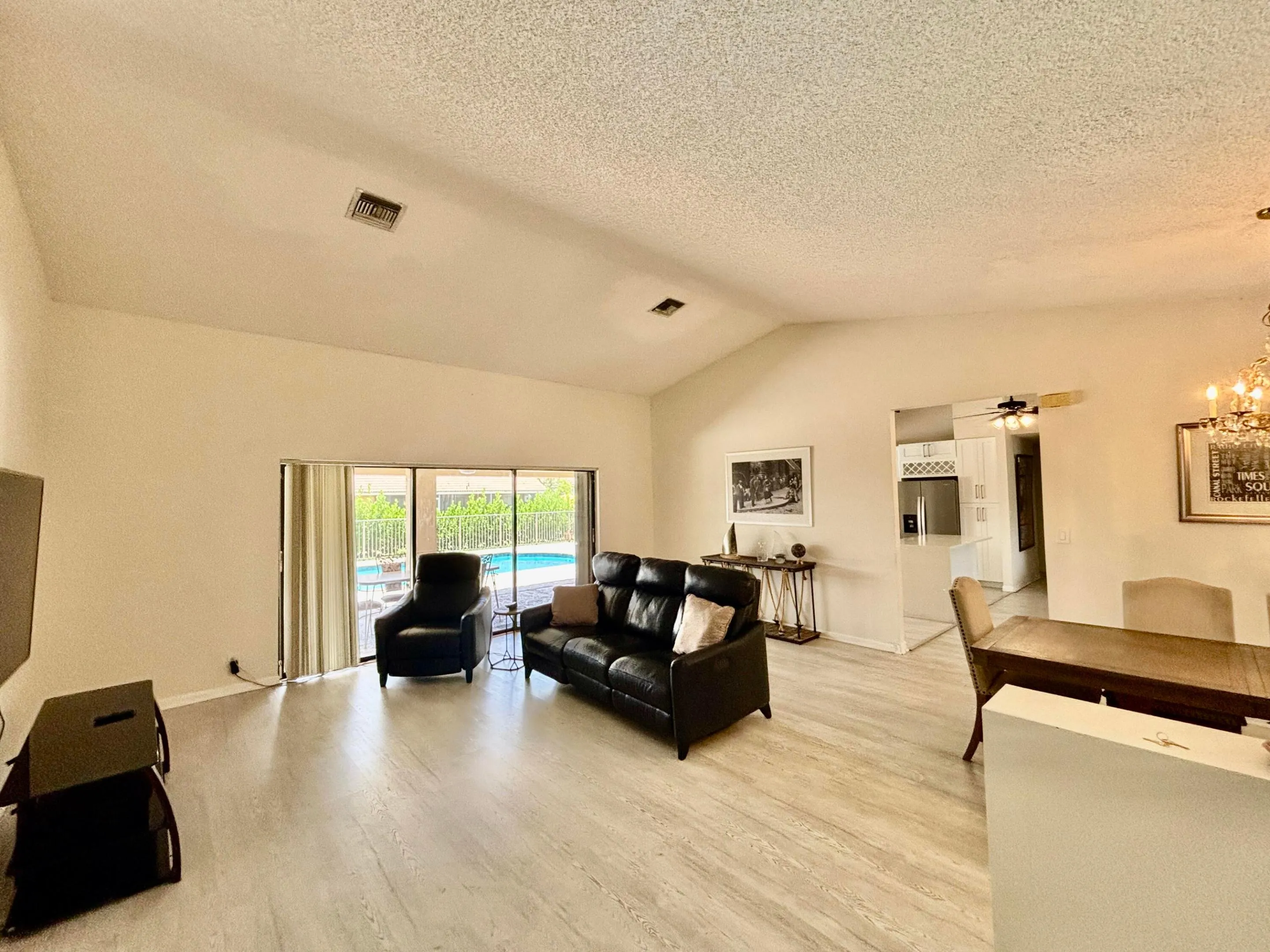 Enter into the Bright and Light Living Room