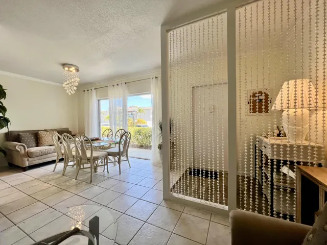 Entry / Dining