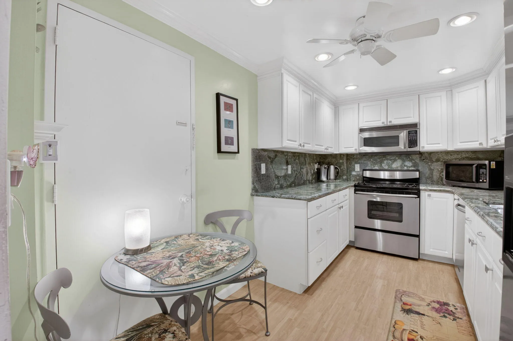 Eat-in Kitchen