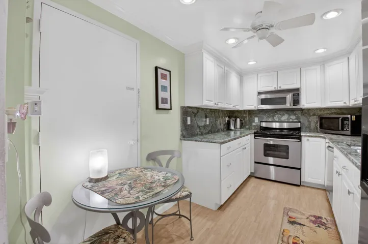 Eat-in Kitchen
