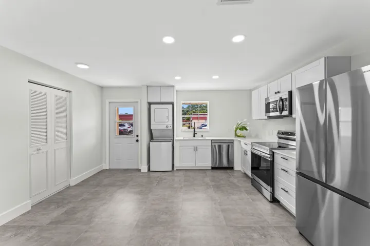 015-711LaconiaCircle-B-Greenacres-FL-334