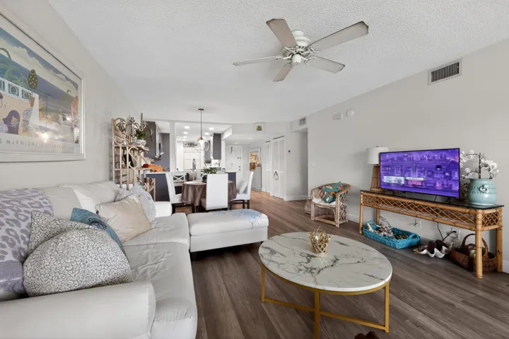13_2898_SW_22nd_Cir-Living_room-0046