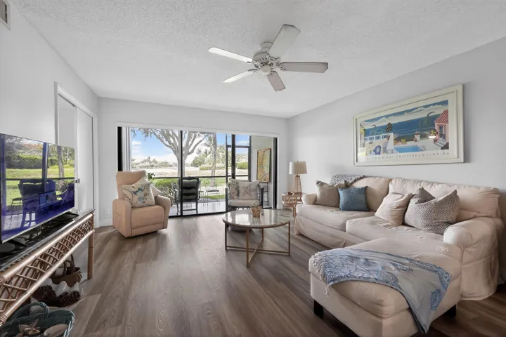 14_2898_SW_22nd_Cir-Living_room-0034