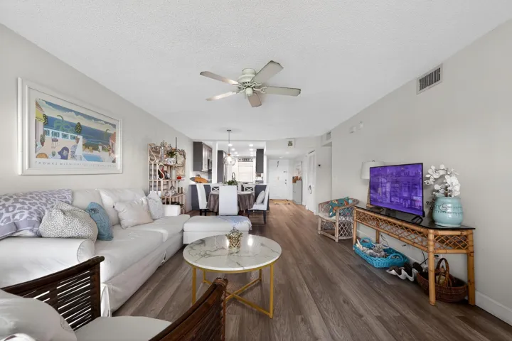 15_2898_SW_22nd_Cir-Living_room-0043