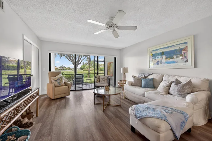 11_2898_SW_22nd_Cir-Living_room-0036
