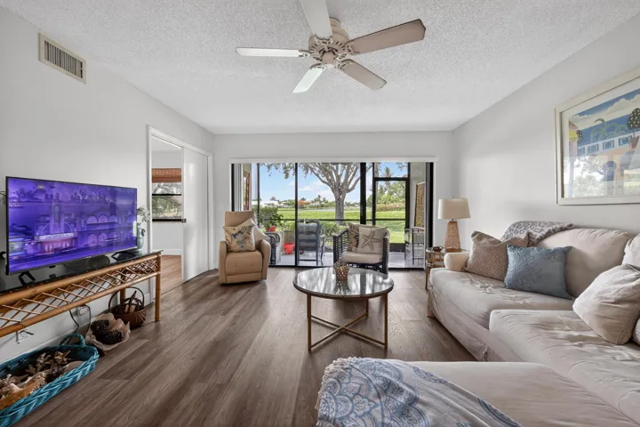 12_2898_SW_22nd_Cir-Living_room-0039