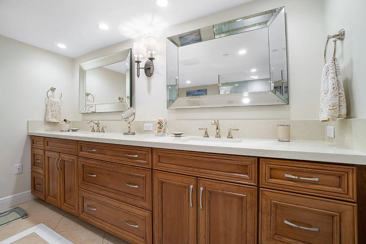 Master bath w dual sinks
