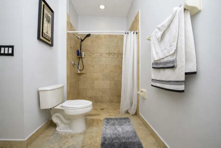 06- Master Bath (2)
