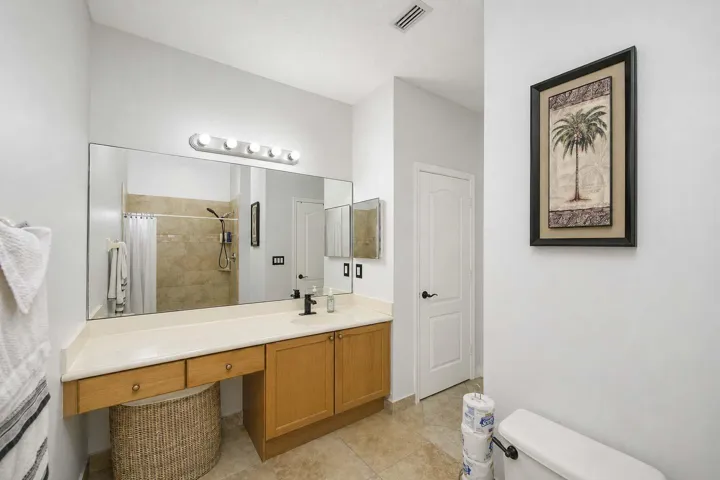06- Master Bath (4)