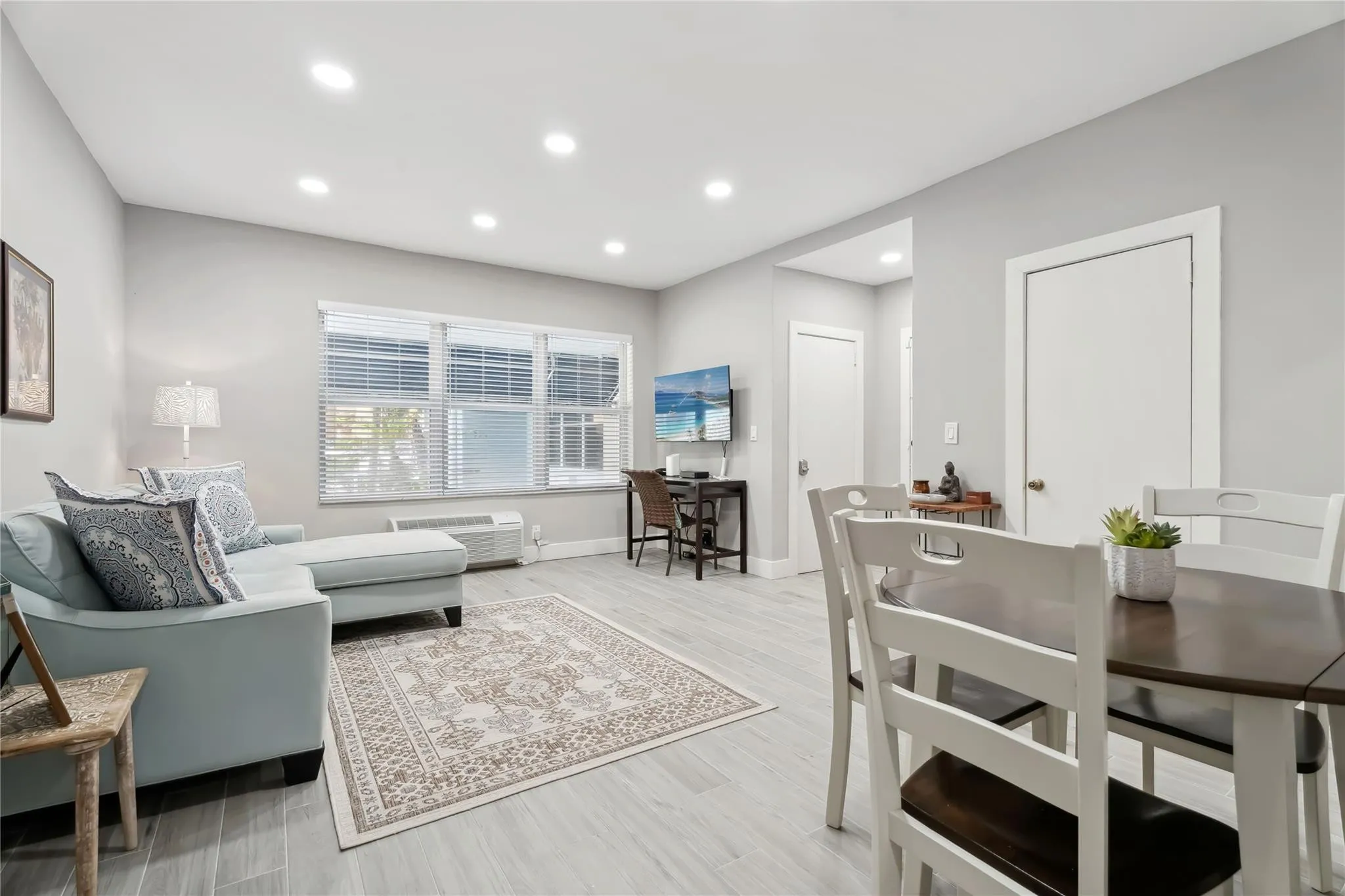 Dining and living areaRecessed lighting