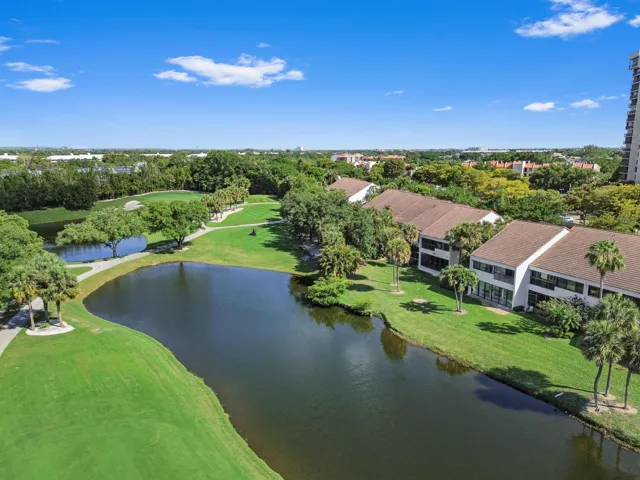 LAKE AND GOLFCOURSE VIEWS