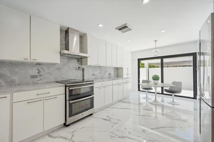 KITCHEN W/ COURTYARD