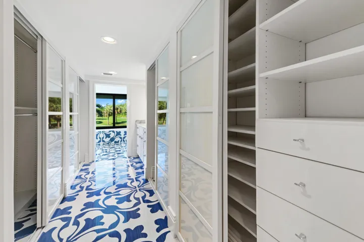 PRINCIPAL BATHROOM W/CLOSETS