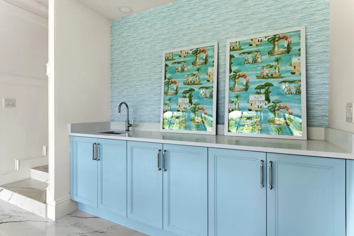 DREAMY OCEAN COLORS WET BAR