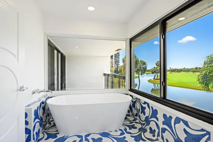 SPA TUB WITH VIEW ON GOLF