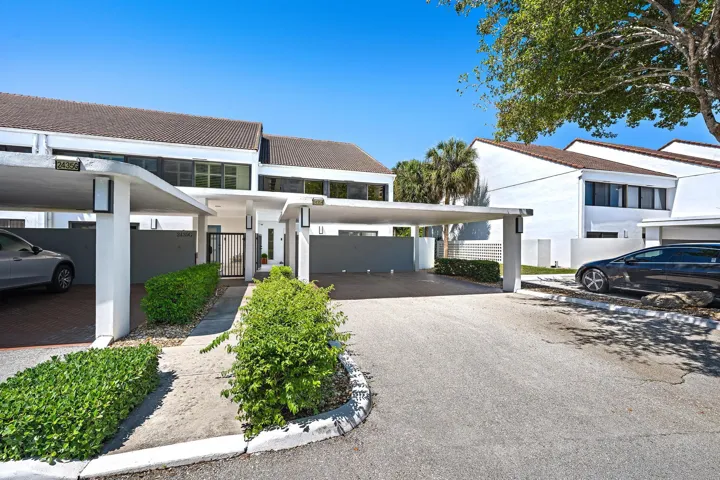 TOWNHOUSE FRONT