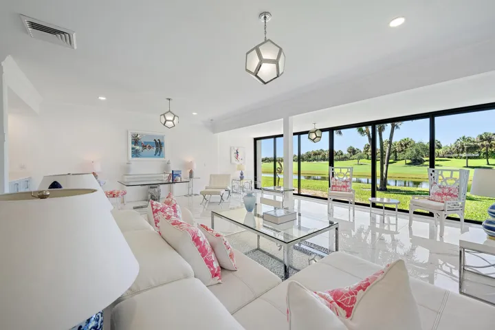 MAGNIFICENT TOWNHOUSE ON GOLF COURSE