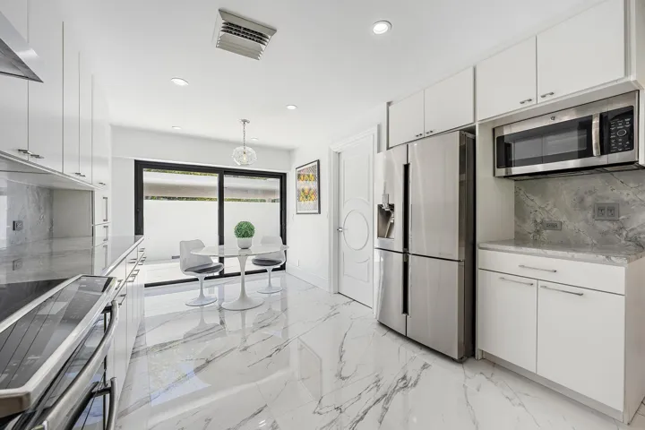 EAT IN KITCHEN