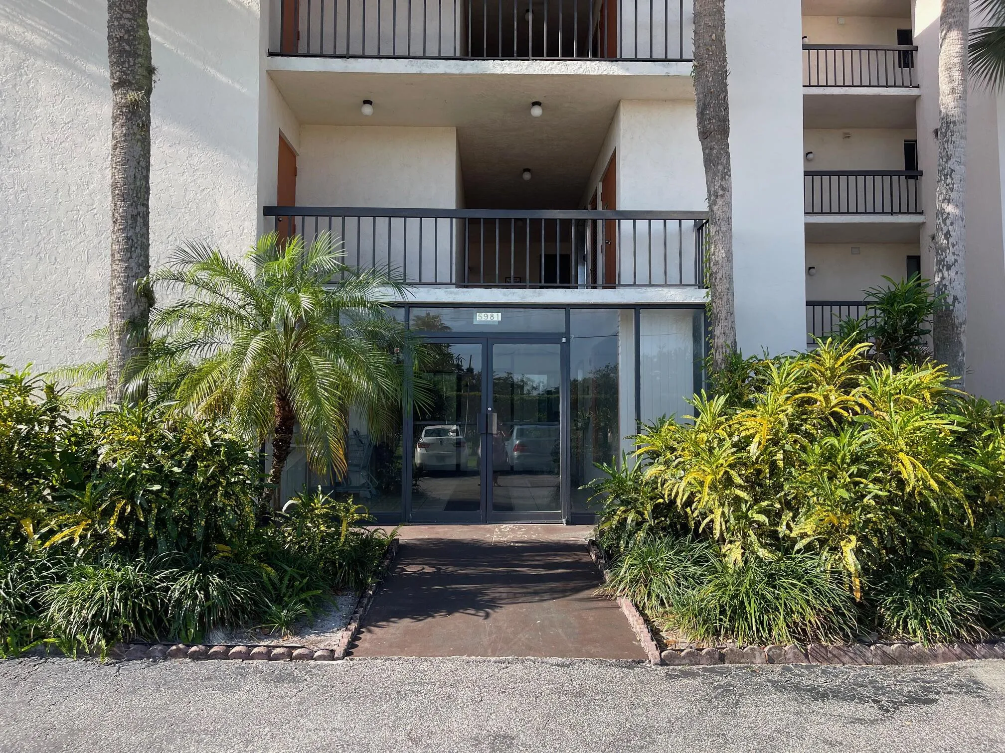 ENTRACE INTO THE MAIN SECTION WHICH HAS THE ELEVATOR