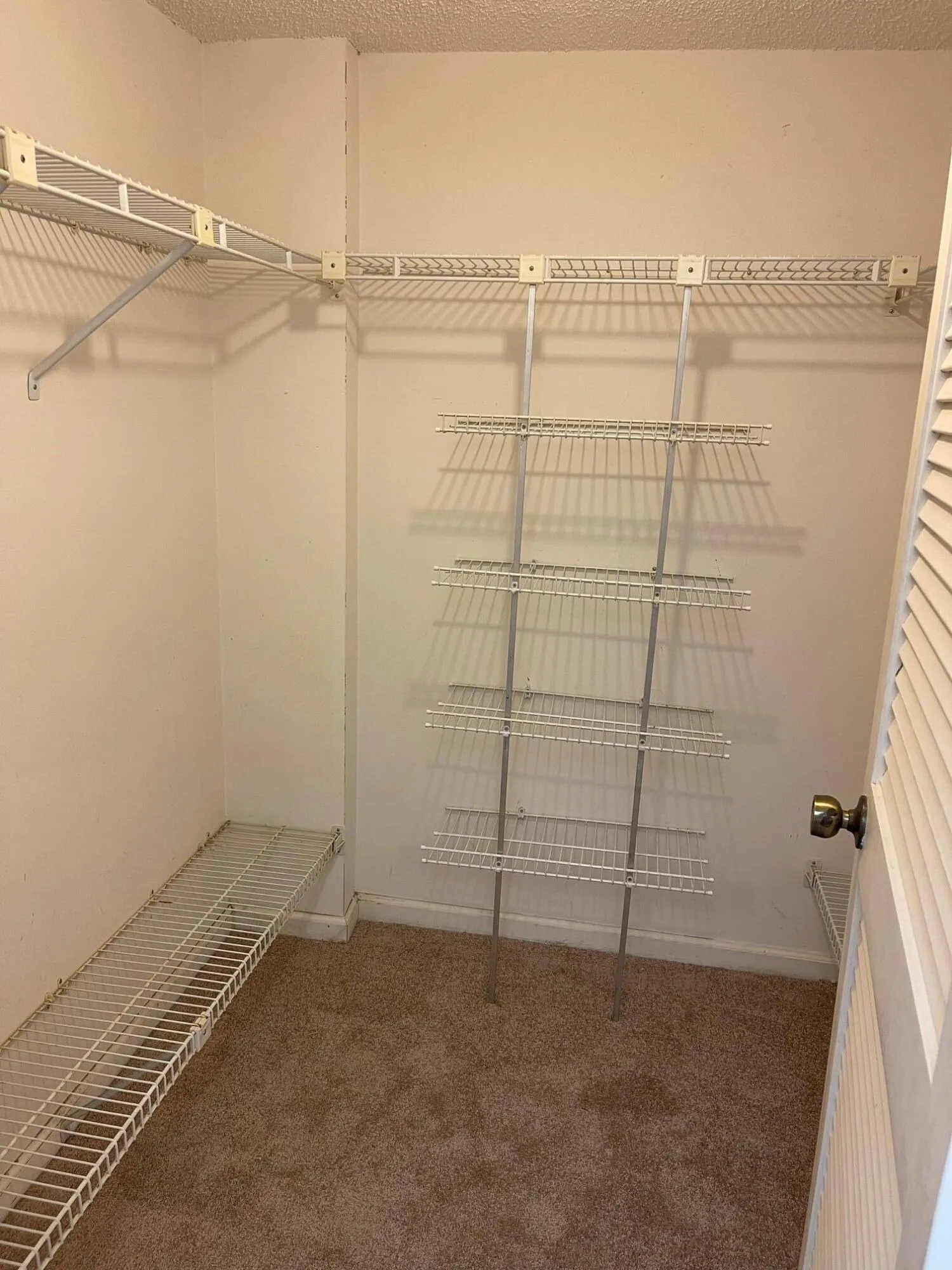WALK IN CLOSET