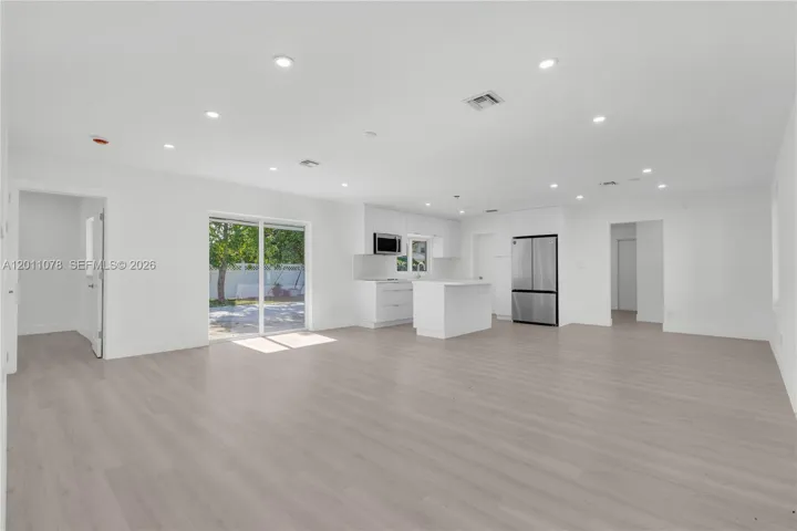 OPEN FLOOR PLAN