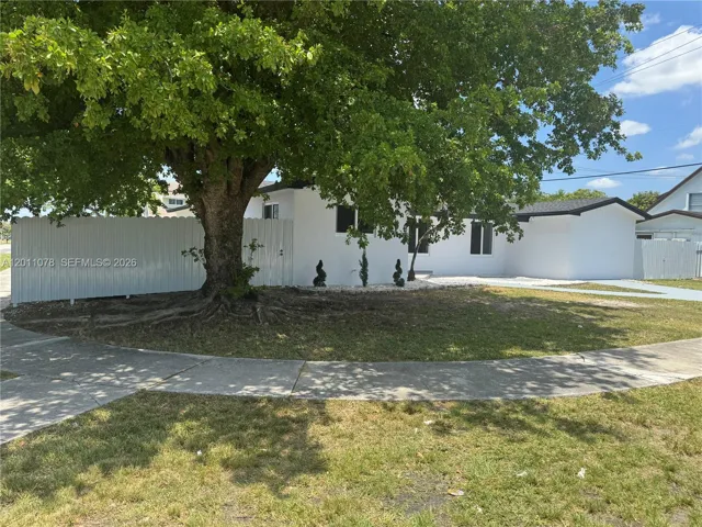 EXTERIOR LEFT SIDE