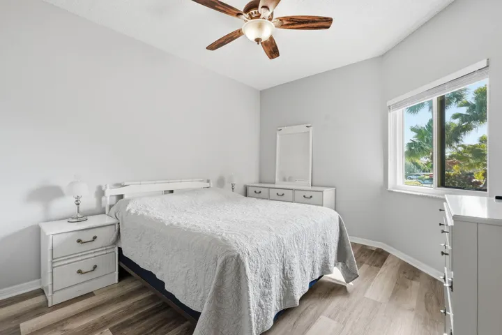 10-web-or-mls-6901_SE_Constitution_Blvd_