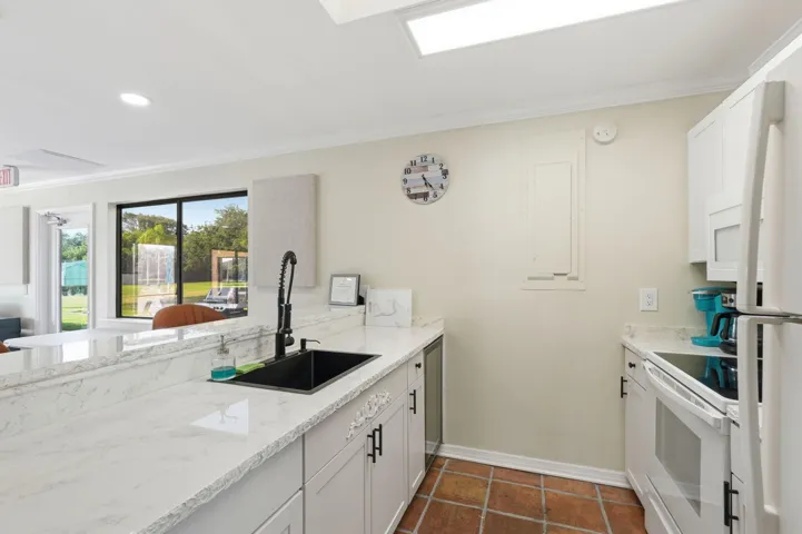 50-web-or-mls-6901_SE_Constitution_Blvd_