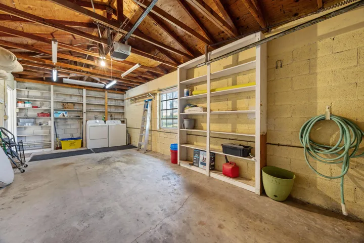 Full size 1 car garage with washer/dryer