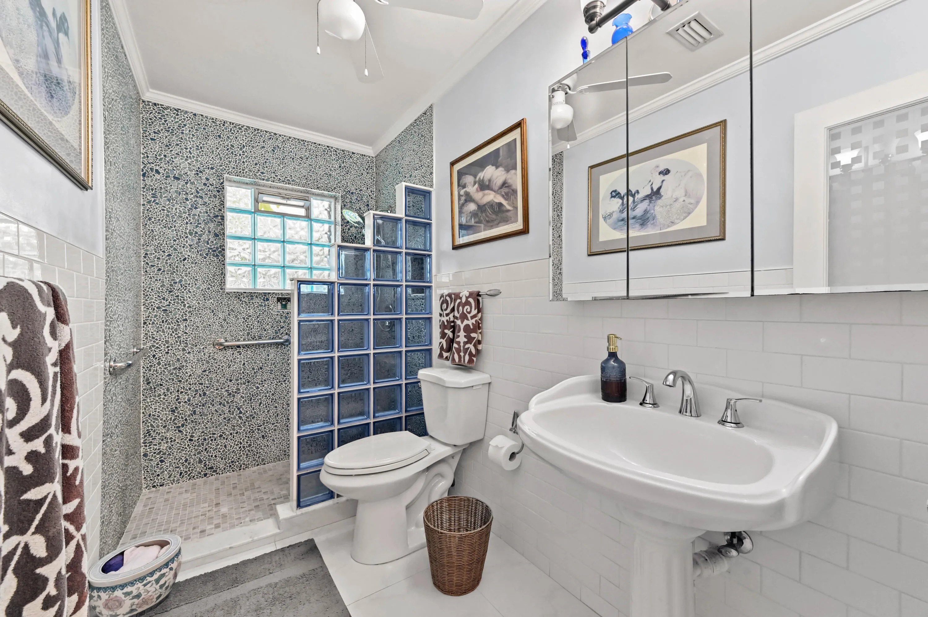 27 Bathroom 03