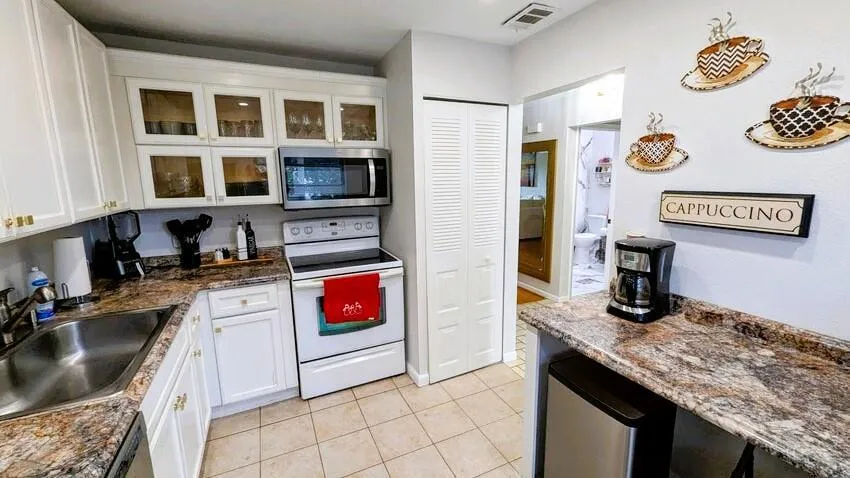 SPACIOUS KITCHEN WITH LOST OF STORAGE SPACE