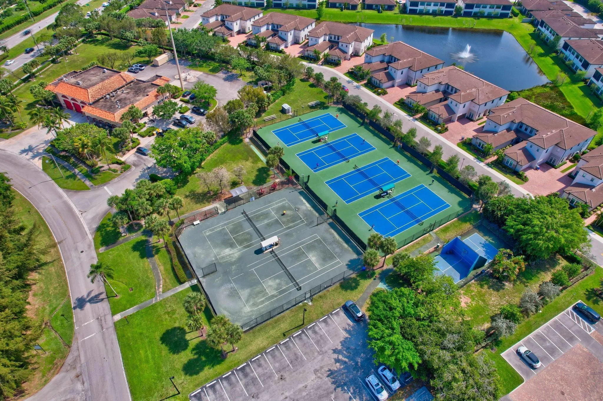 BOCA LAGO C.C. AMENITIES