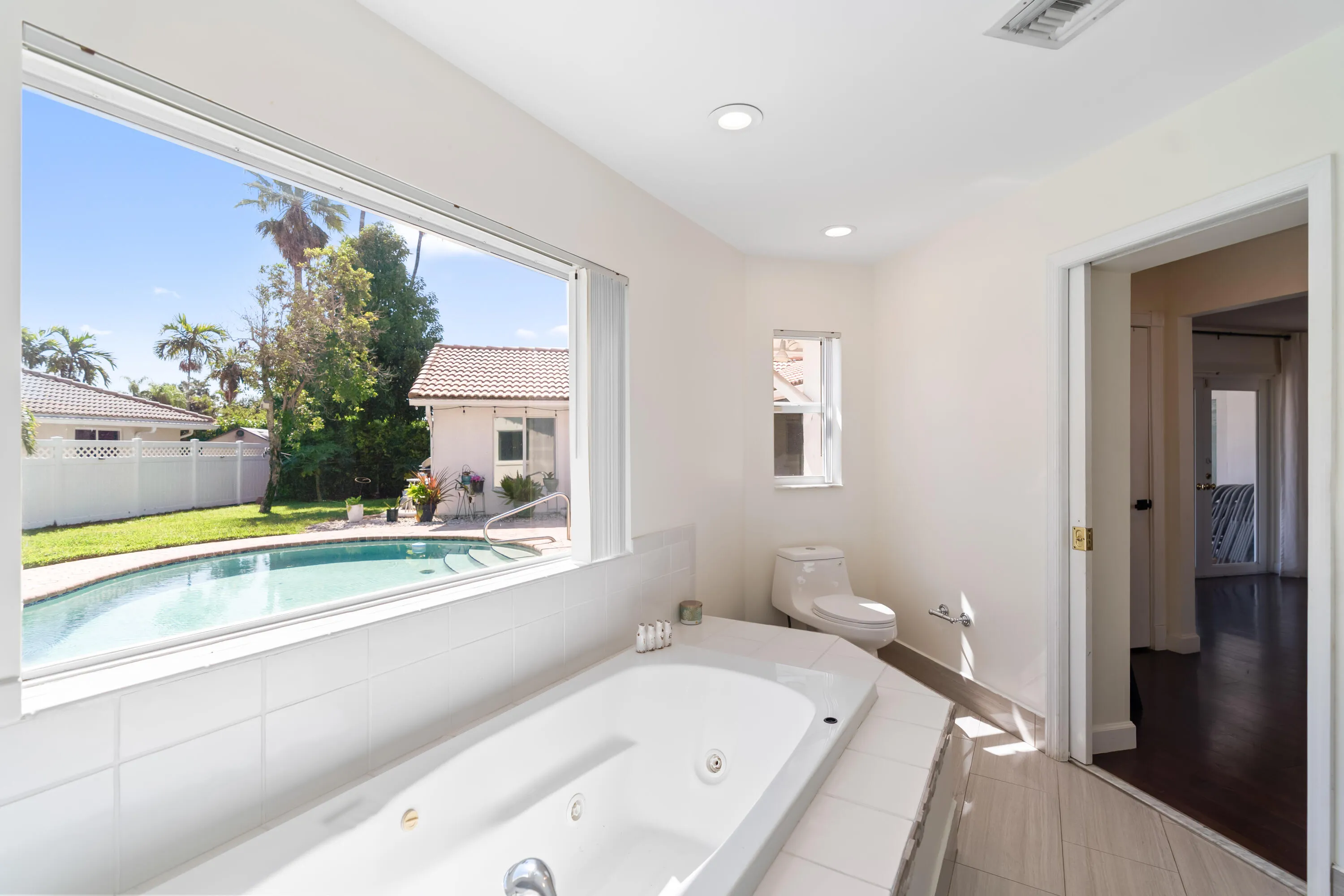 Primary en-suite bathroom with panaromic pool view