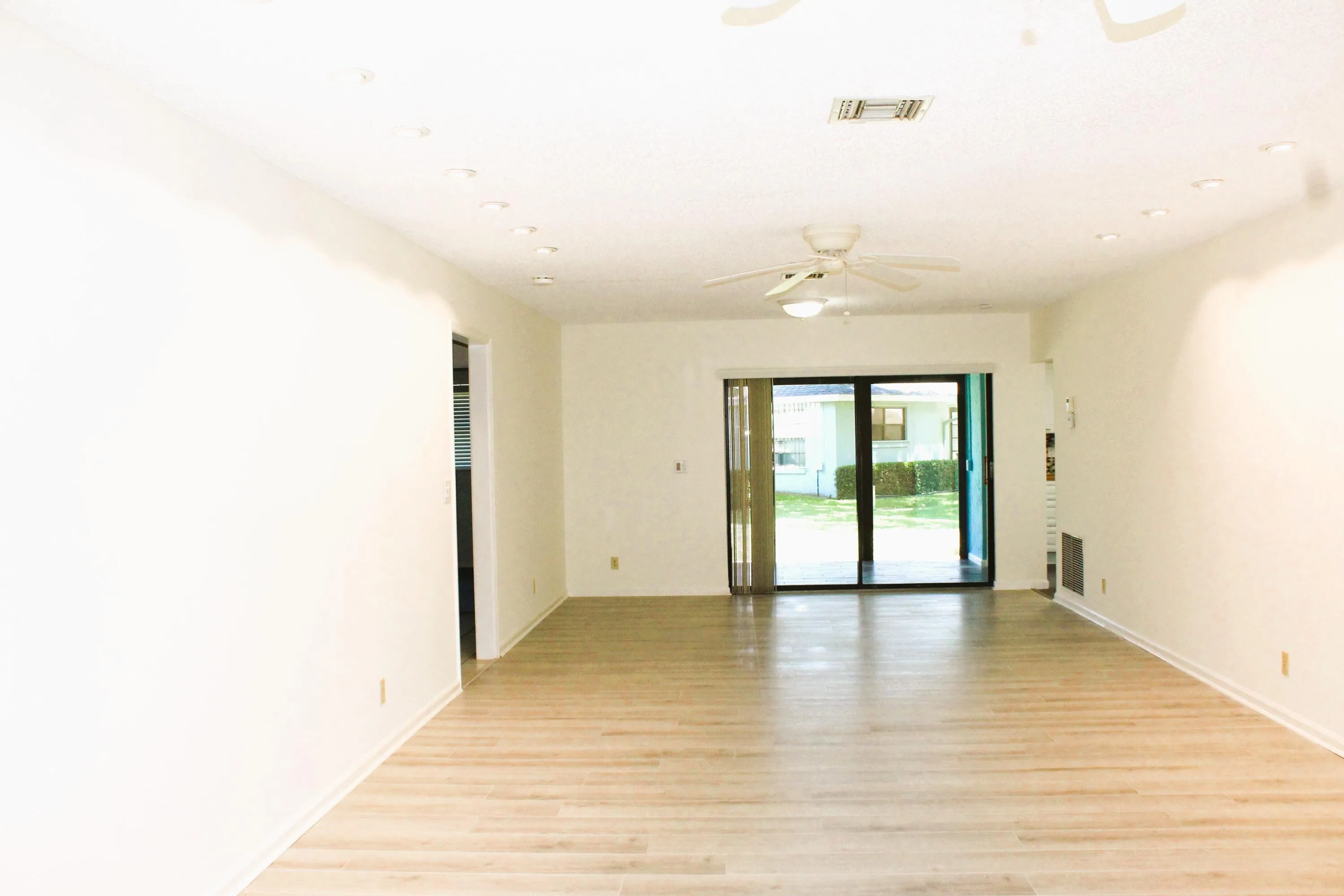 LIVING ROOM / DINING ROOM