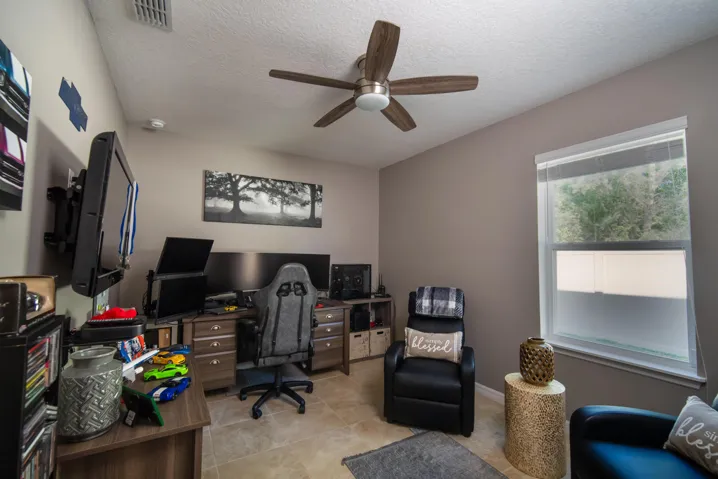 4th Spacious bedroom/office