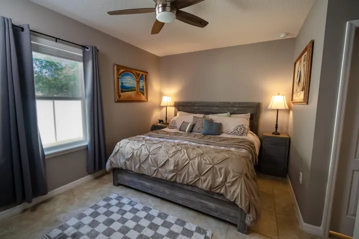Bright en-suite guest bedroom with