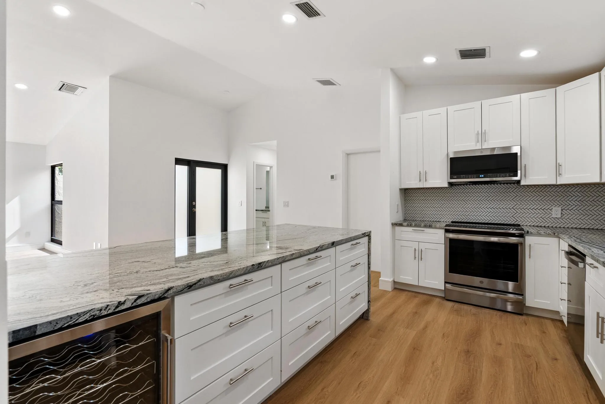 Beautiful Updated Chef's Kitchen/Wine Cooler/GE Profile Stainless Steel Appliances.