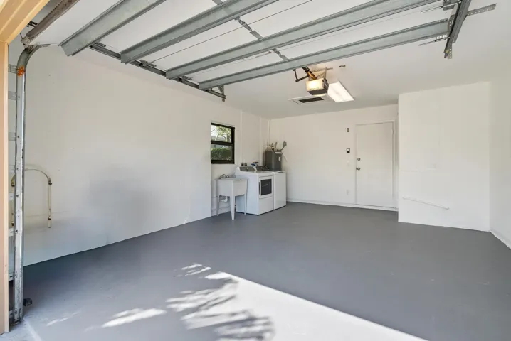 Garage with Washer/Dryer