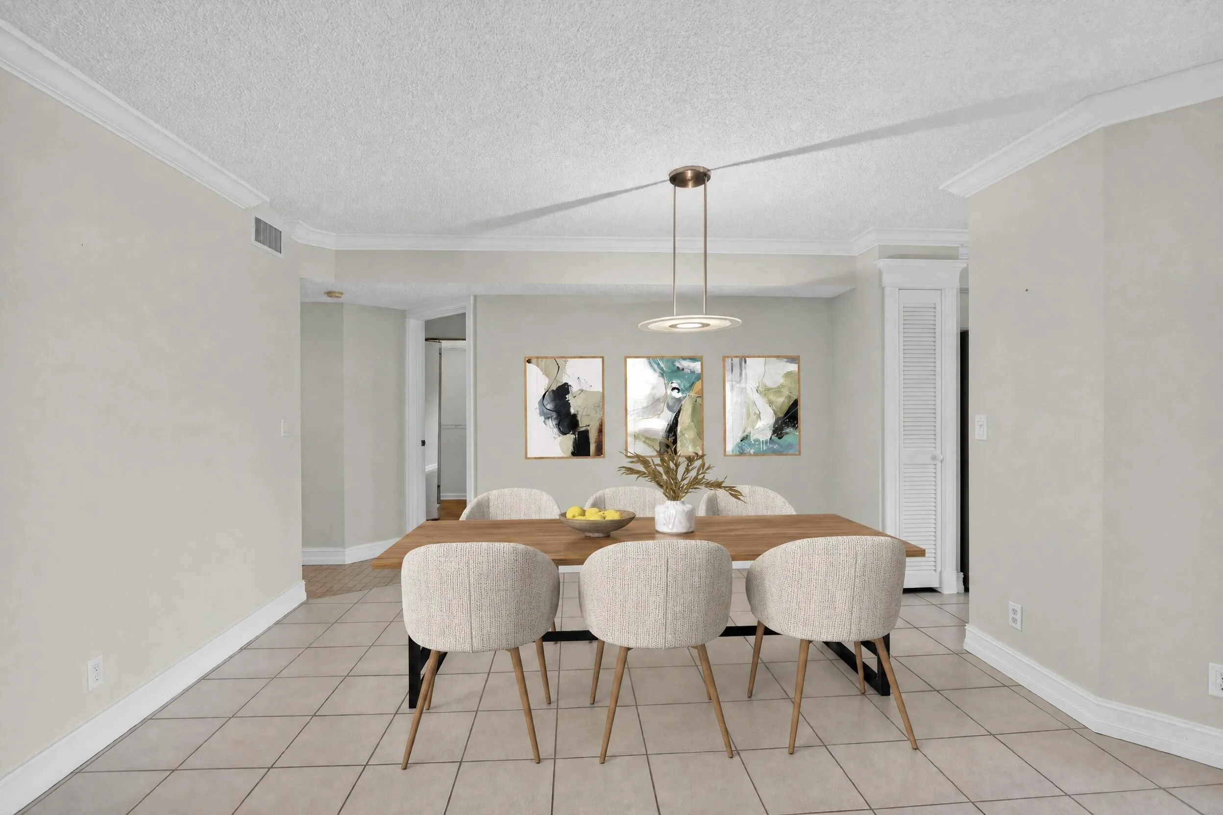 VIRTUAL STAGED DINING ROOM