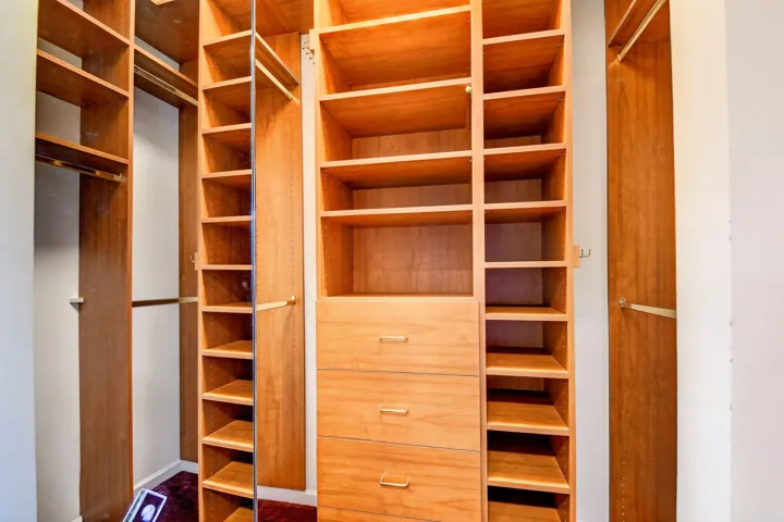 Fitted closet