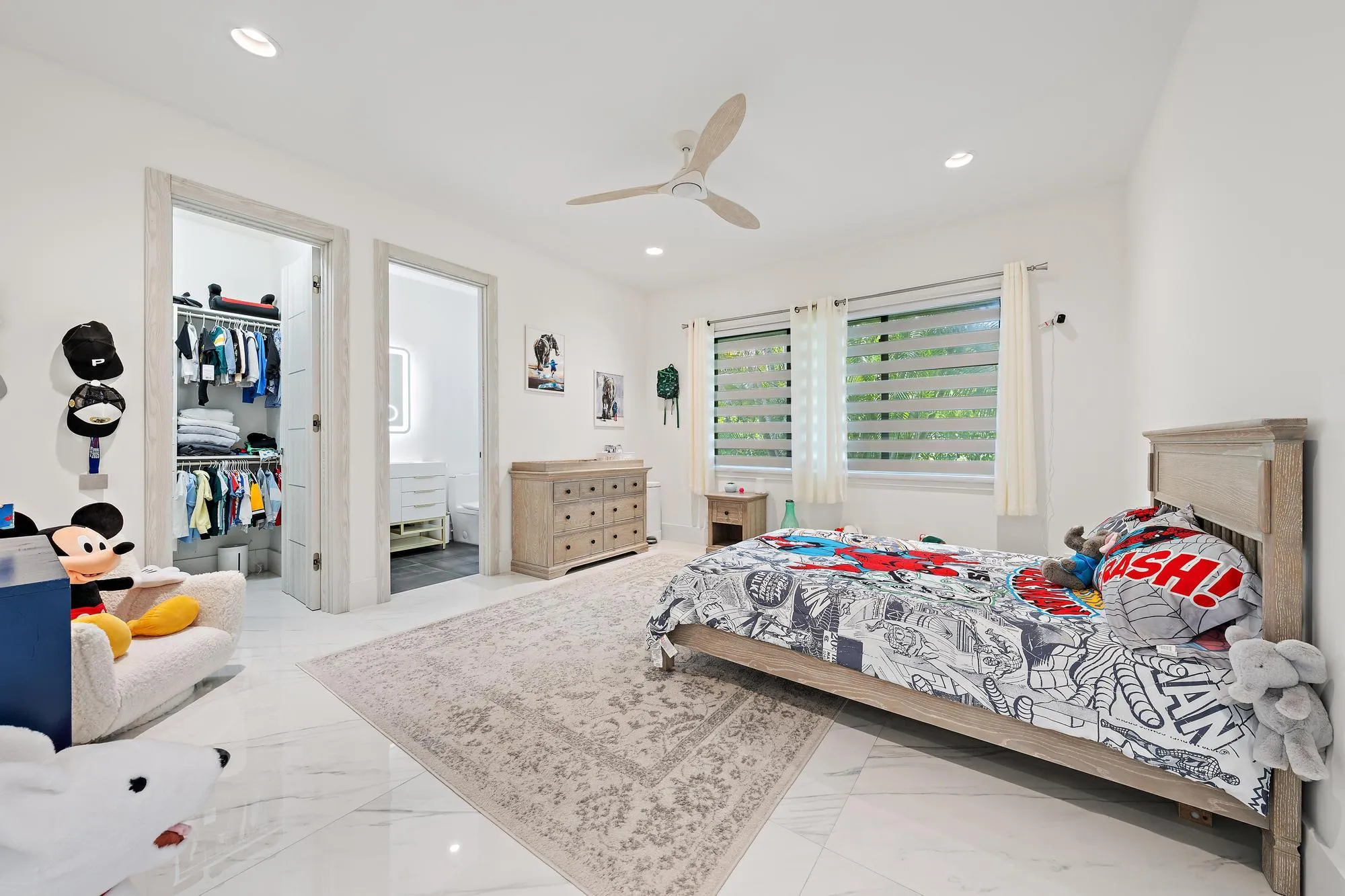 Middle bedroom