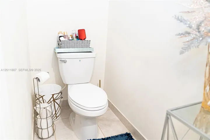 Guest bathroom 1st floor