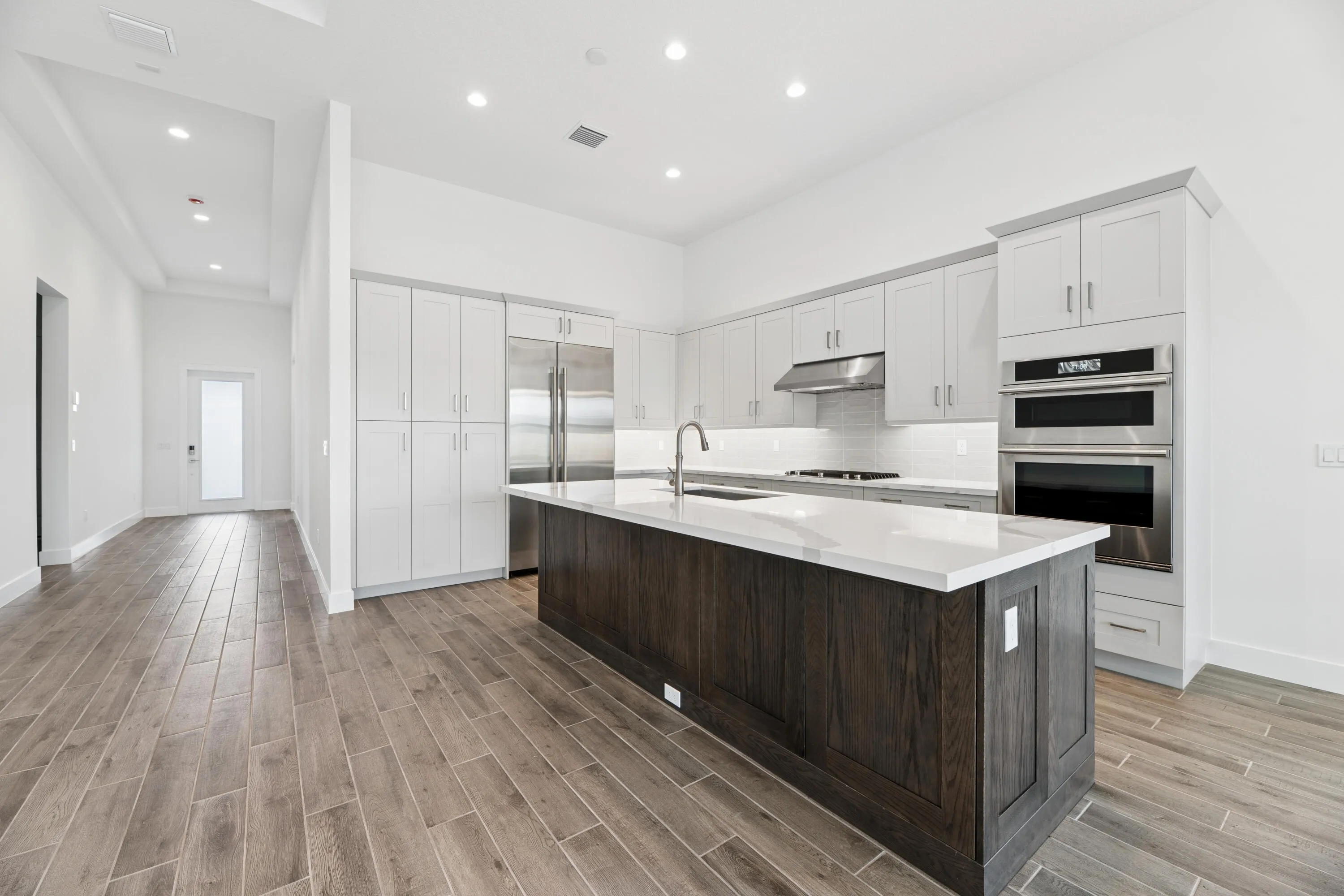 BEAUTIFUL KITCHEN WITH TWO TONE CABINETRY
