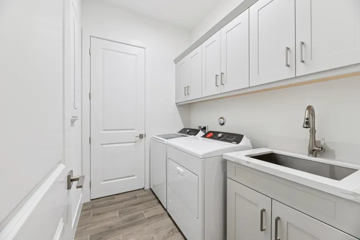 LAUNDRY ROOM WITH UPPER CABINETS