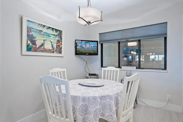 Eat-in Kitchen