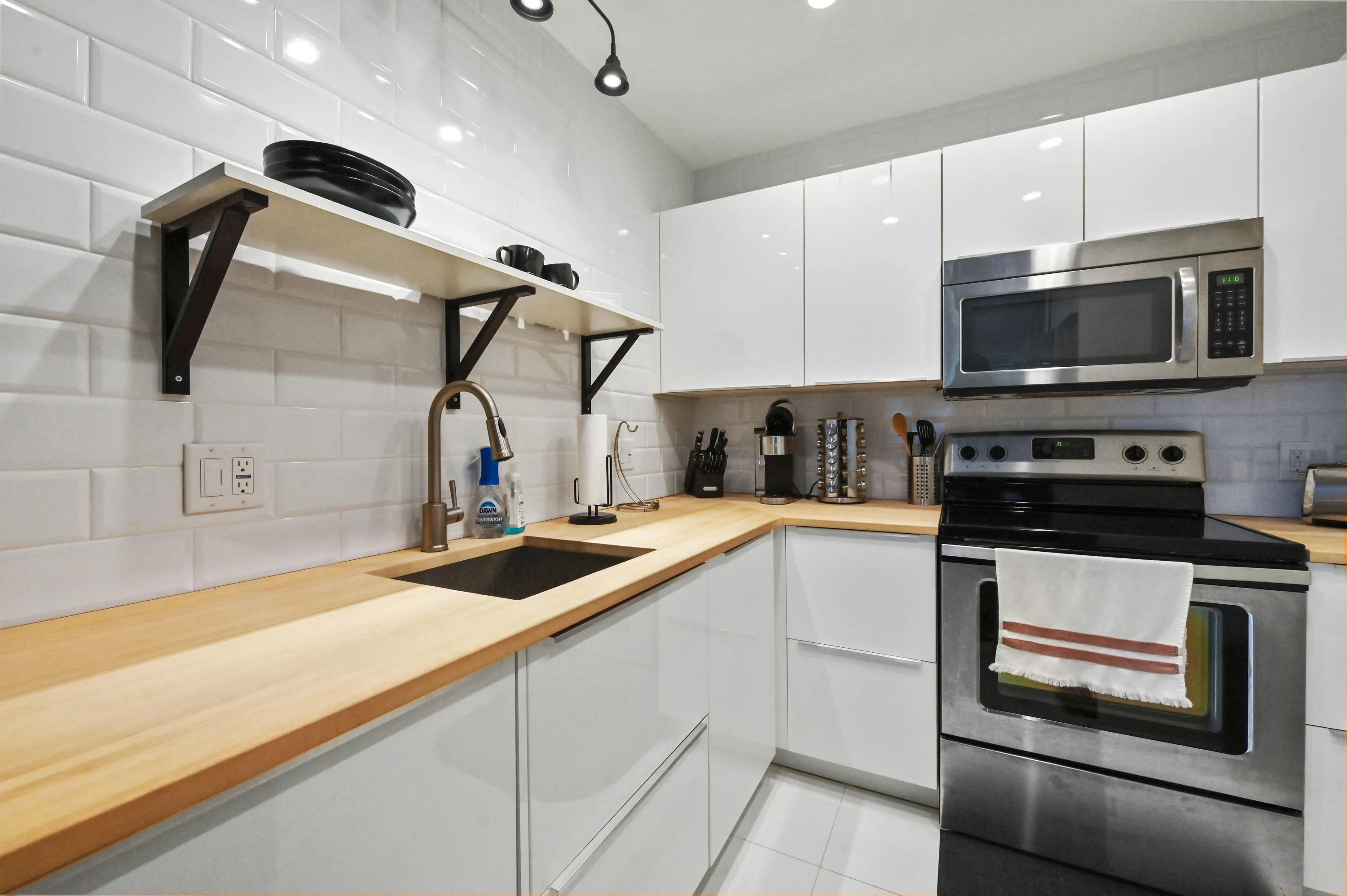 14 Kitchen 02