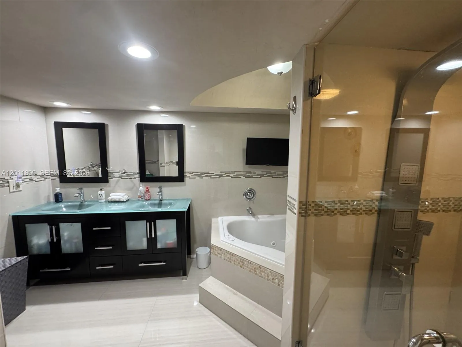 Master Bedroom w/En-Suite Bathroom!