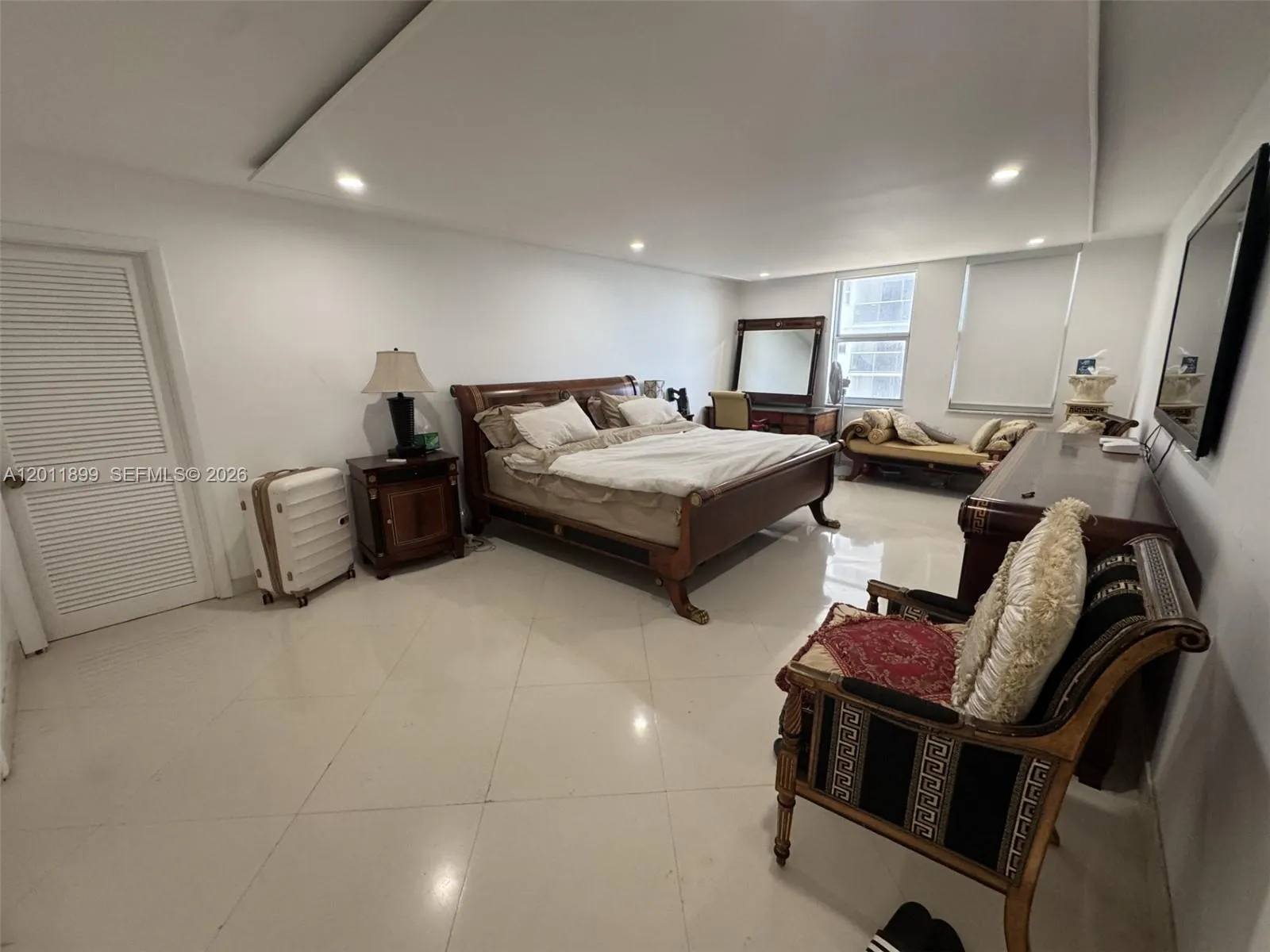 HUGE Master Bedroom w/En-Suite Bathroom!