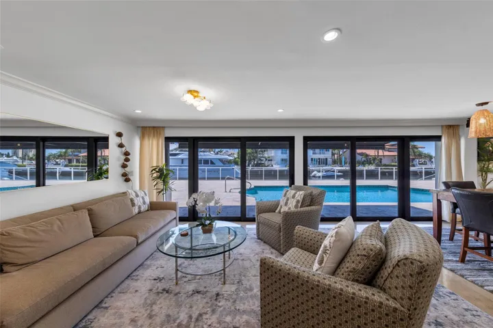 Relax & entertain your guests in the "Sunset Room"