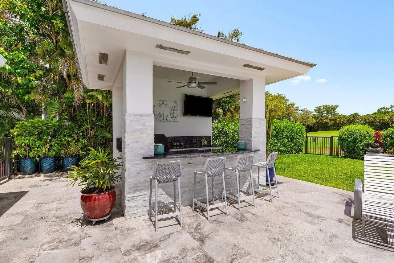 Summer kitchen and bar